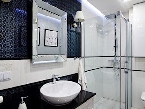 Mieszkanie z nutą klasyki - Średnia bez okna z marmurową podłogą z punktowym oświetleniem łazienka, styl glamour - zdjęcie od Brygida Projektuje