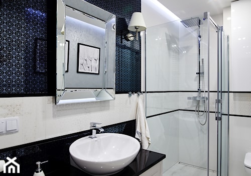 Mieszkanie z nutą klasyki - Średnia bez okna z marmurową podłogą z punktowym oświetleniem łazienka, styl glamour - zdjęcie od Brygida Projektuje