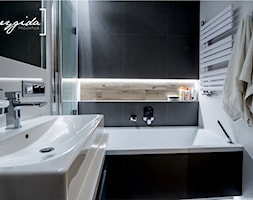 Mieszkanie z turkusem - Mała bez okna z lustrem łazienka, styl skandynawski - zdjęcie od Brygida Projektuje - Homebook