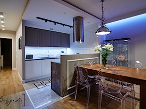 Mieszkanie z nutą klasyki - Średnia szara jadalnia w kuchni, styl glamour - zdjęcie od Brygida Projektuje
