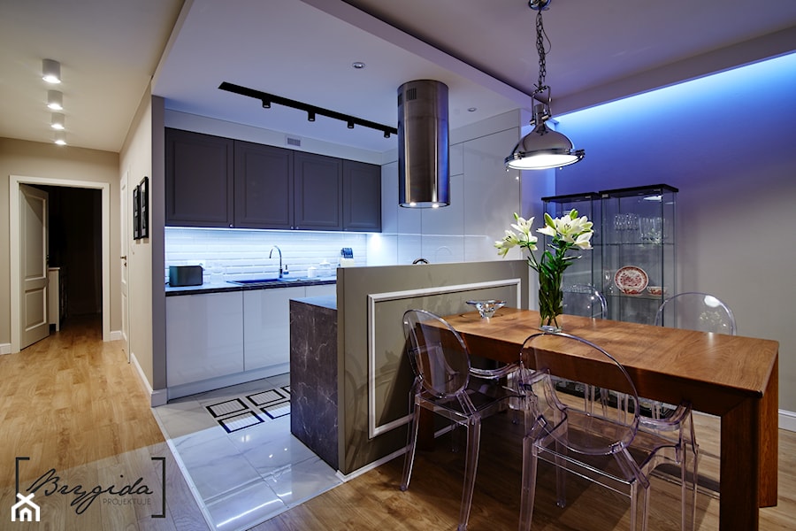 Mieszkanie z nutą klasyki - Średnia szara jadalnia w kuchni, styl glamour - zdjęcie od Brygida Projektuje