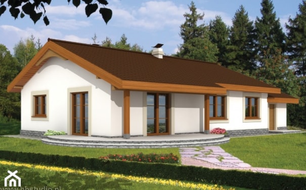 projekt parterowego domu, zielony trawnik, biała elewacja, brązowy dach