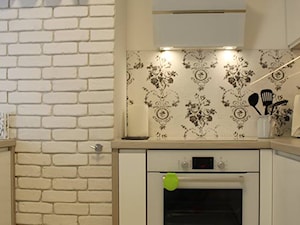 # 0005 - Mała zamknięta szara z zabudowaną lodówką z lodówką wolnostojącą kuchnia w kształcie litery l, styl nowoczesny - zdjęcie od WARSZTAT WNĘTRZ