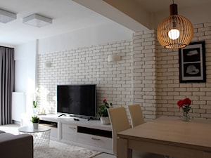 # 0005 - Mały biały salon z jadalnią z tarasem / balkonem, styl nowoczesny - zdjęcie od WARSZTAT WNĘTRZ