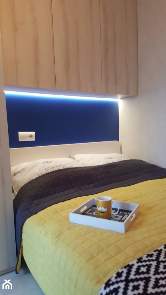 # 0008 - Mała biała niebieska sypialnia, styl nowoczesny - zdjęcie od WARSZTAT WNĘTRZ