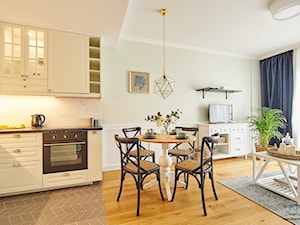 Z WIDOKIEM NA WISŁĘ - Mała beżowa biała jadalnia w salonie w kuchni - zdjęcie od DreamHouse