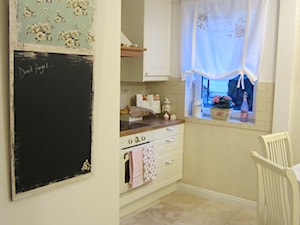 Magiczne 40m2 - Mała otwarta z salonem beżowa biała z zabudowaną lodówką kuchnia jednorzędowa z oknem - zdjęcie od DreamHouse