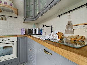 Ludwik w Skandynawii ;) - Mała zamknięta biała z zabudowaną lodówką z nablatowym zlewozmywakiem kuchnia w kształcie litery l, styl prowansalski - zdjęcie od DreamHouse