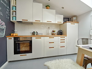Skandynawia naszymi oczami - Mała otwarta z salonem biała czarna z zabudowaną lodówką z nablatowym zlewozmywakiem kuchnia jednorzędowa - zdjęcie od DreamHouse