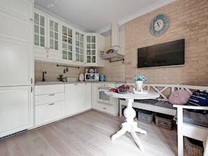 Francuski zakątek ;) - Średnia zamknięta z zabudowaną lodówką z lodówką wolnostojącą kuchnia w kształcie litery u z oknem, styl prowansalski - zdjęcie od DreamHouse