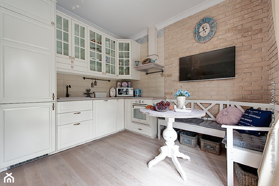 Francuski zakątek ;) - Średnia zamknięta z zabudowaną lodówką z lodówką wolnostojącą kuchnia w kształcie litery u z oknem, styl prowansalski - zdjęcie od DreamHouse