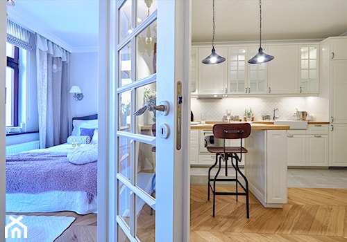 Klimatyczny Kazimierz - Mała z salonem biała z nablatowym zlewozmywakiem kuchnia jednorzędowa, styl prowansalski - zdjęcie od DreamHouse