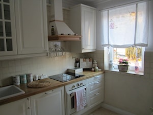 Magiczne 40m2 - Mała z salonem beżowa biała z zabudowaną lodówką z nablatowym zlewozmywakiem kuchnia jednorzędowa, styl prowansalski - zdjęcie od DreamHouse