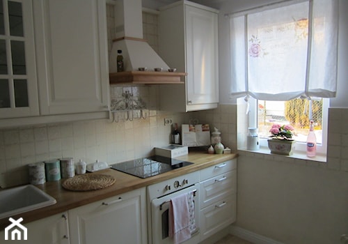 Magiczne 40m2 - Mała z salonem beżowa biała z zabudowaną lodówką z nablatowym zlewozmywakiem kuchnia jednorzędowa, styl prowansalski - zdjęcie od DreamHouse