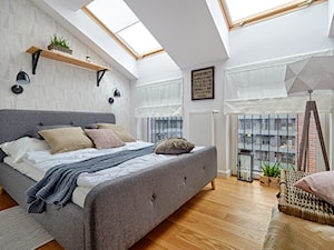 Skandynawia naszymi oczami - Średnia biała szara sypialnia na poddaszu, styl skandynawski - zdjęcie od DreamHouse