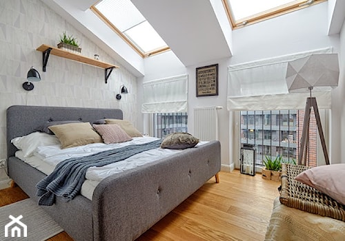 Skandynawia naszymi oczami - Średnia biała szara sypialnia na poddaszu, styl skandynawski - zdjęcie od DreamHouse