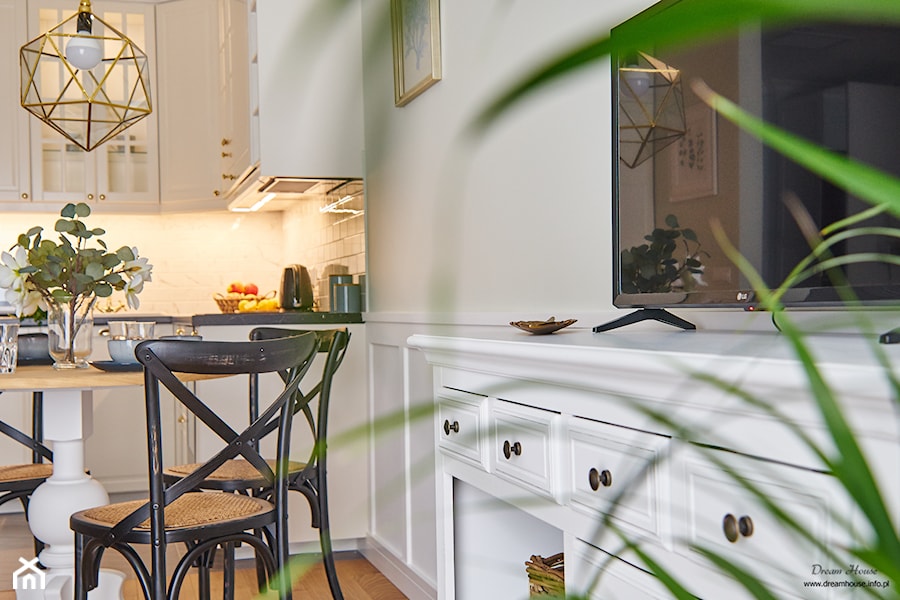 Z WIDOKIEM NA WISŁĘ - Mała beżowa biała jadalnia w salonie w kuchni - zdjęcie od DreamHouse