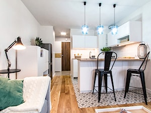 Przytulna kawalerka - Średnia otwarta z salonem biała kuchnia w kształcie litery u, styl skandynawski - zdjęcie od DreamHouse
