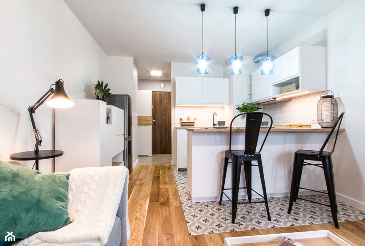 Przytulna kawalerka - Średnia otwarta z salonem biała kuchnia w kształcie litery u, styl skandynawski - zdjęcie od DreamHouse - Homebook
