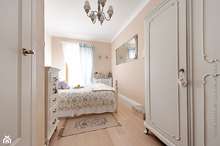 Francuski zakątek ;) - Mała beżowa sypialnia, styl prowansalski - zdjęcie od DreamHouse