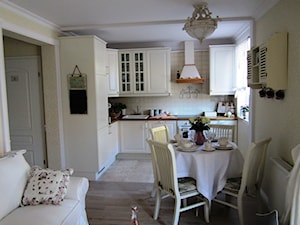 Magiczne 40m2 - Mała beżowa jadalnia w salonie w kuchni, styl prowansalski - zdjęcie od DreamHouse