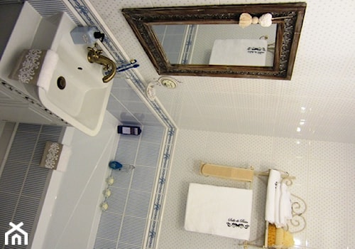 Magiczne 40m2 - Mała bez okna z lustrem łazienka, styl prowansalski - zdjęcie od DreamHouse