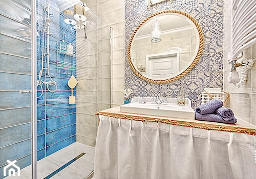 Apartament Błonia Hamptons - Mała bez okna z lustrem z marmurową podłogą łazienka - zdjęcie od DreamHouse