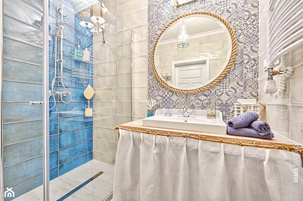 Apartament Błonia Hamptons - Mała bez okna z lustrem z marmurową podłogą łazienka - zdjęcie od DreamHouse - Homebook
