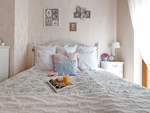Francuski zakątek ;) - Mała biała szara sypialnia, styl prowansalski - zdjęcie od DreamHouse