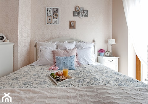 Francuski zakątek ;) - Mała biała szara sypialnia, styl prowansalski - zdjęcie od DreamHouse