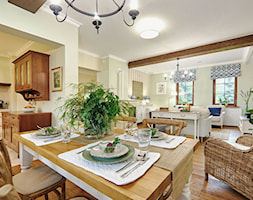METAMORFOZA DOMU NA WZGÓRZU - Średnia beżowa zielona jadalnia w salonie w kuchni, styl rustykalny - zdjęcie od DreamHouse - Homebook