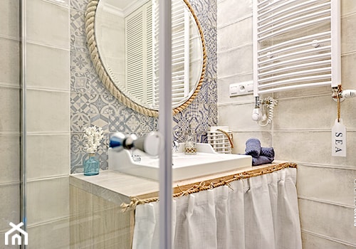Apartament Błonia Hamptons - Mała bez okna z lustrem łazienka - zdjęcie od DreamHouse