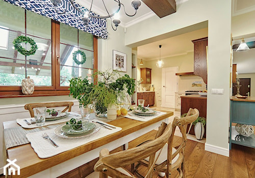 METAMORFOZA DOMU NA WZGÓRZU - Średnia beżowa jadalnia w kuchni, styl rustykalny - zdjęcie od DreamHouse