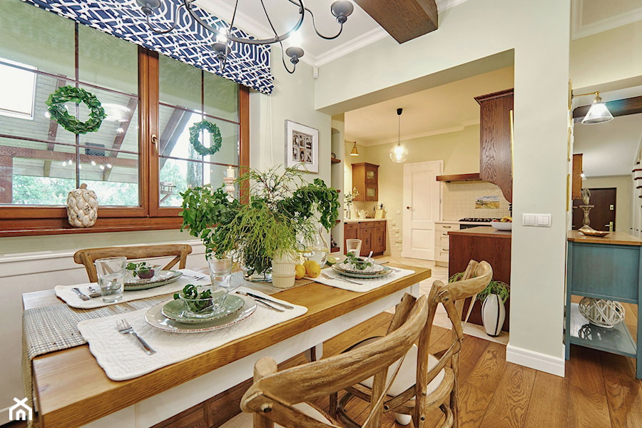 METAMORFOZA DOMU NA WZGÓRZU - Średnia beżowa jadalnia w kuchni, styl rustykalny - zdjęcie od DreamHouse
