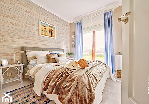Apartament Błonia Hamptons - Średnia beżowa sypialnia z balkonem / tarasem - zdjęcie od DreamHouse
