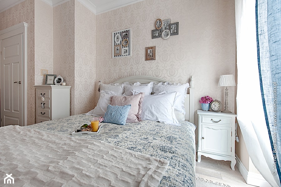 Średnia szara sypialnia, styl prowansalski - zdjęcie od DreamHouse