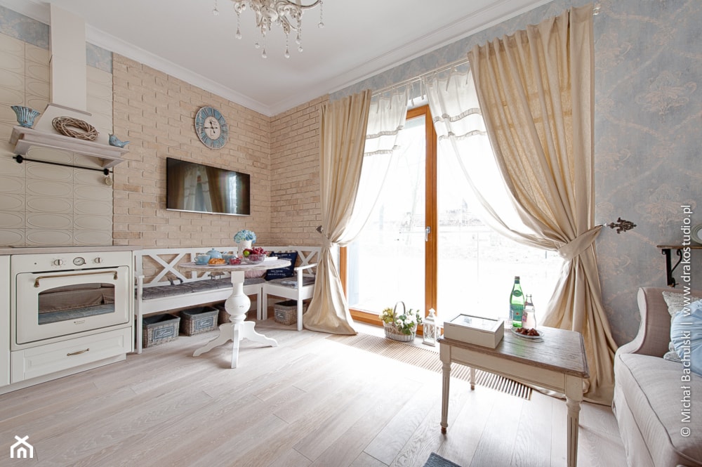 Francuski zakątek ;) - Średni salon z kuchnią z jadalnią z tarasem / balkonem, styl prowansalski - zdjęcie od DreamHouse - Homebook