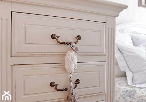 Francuski zakątek ;) - Mała biała sypialnia, styl prowansalski - zdjęcie od DreamHouse
