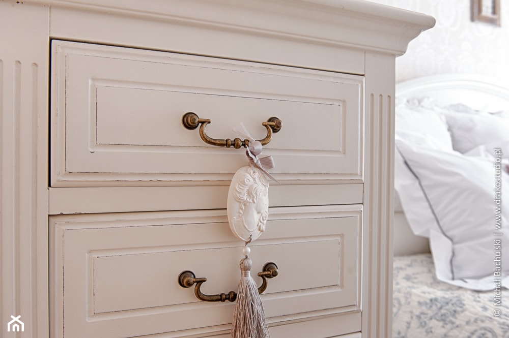 Francuski zakątek ;) - Mała biała sypialnia, styl prowansalski - zdjęcie od DreamHouse - Homebook