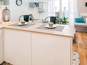 Przytulna kawalerka - Średnia otwarta z salonem biała z zabudowaną lodówką kuchnia w kształcie litery g z oknem, styl skandynawski - zdjęcie od DreamHouse