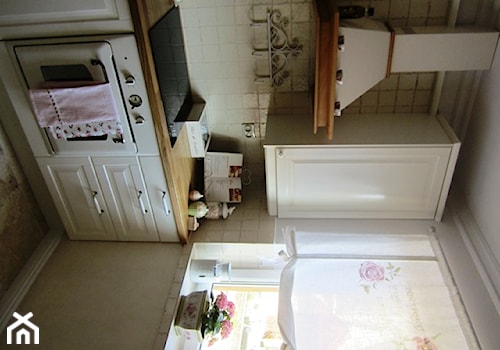 Magiczne 40m2 - Średnia beżowa biała z zabudowaną lodówką kuchnia jednorzędowa z oknem, styl prowansalski - zdjęcie od DreamHouse