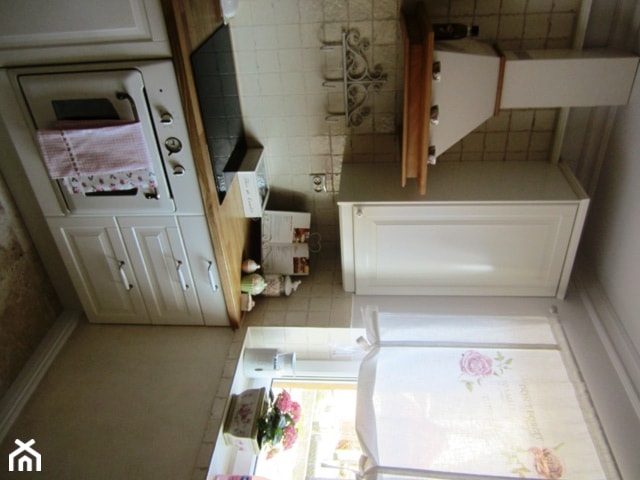 Magiczne 40m2 - Średnia beżowa biała z zabudowaną lodówką kuchnia jednorzędowa z oknem, styl prowan ... - zdjęcie od DreamHouse - Homebook