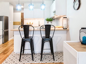 Przytulna kawalerka - Średnia otwarta z salonem biała z lodówką wolnostojącą z nablatowym zlewozmywakiem kuchnia dwurzędowa, styl skandynawski - zdjęcie od DreamHouse