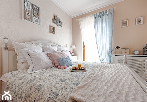 Mała beżowa sypialnia, styl prowansalski - zdjęcie od DreamHouse
