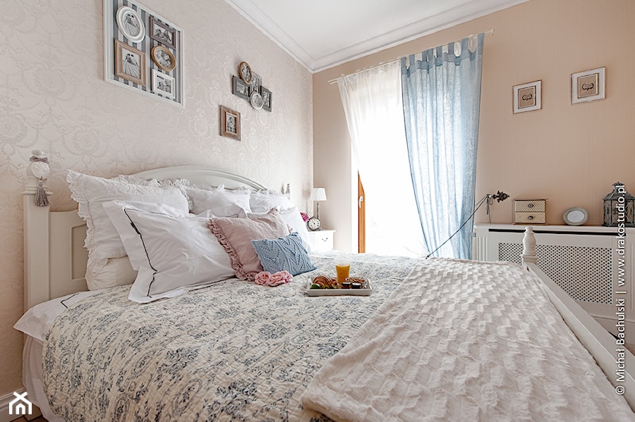 Mała beżowa sypialnia, styl prowansalski - zdjęcie od DreamHouse