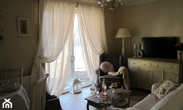 romantyczny salon z prowansalską nutą