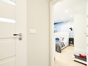 W oczekiwnaiu na ... - Średnia biała niebieska sypialnia - zdjęcie od DreamHouse