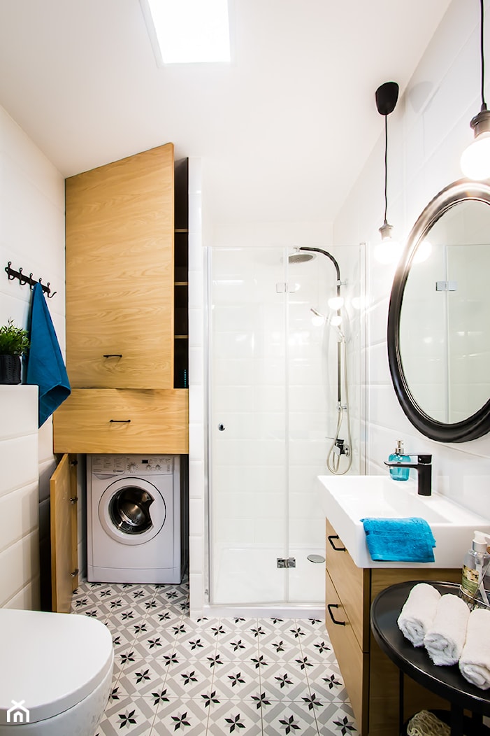 Przytulna kawalerka - Mała bez okna z pralką / suszarką łazienka, styl skandynawski - zdjęcie od DreamHouse - Homebook