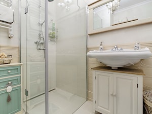 Ludwik w Skandynawii ;) - Mała bez okna z lustrem łazienka, styl prowansalski - zdjęcie od DreamHouse
