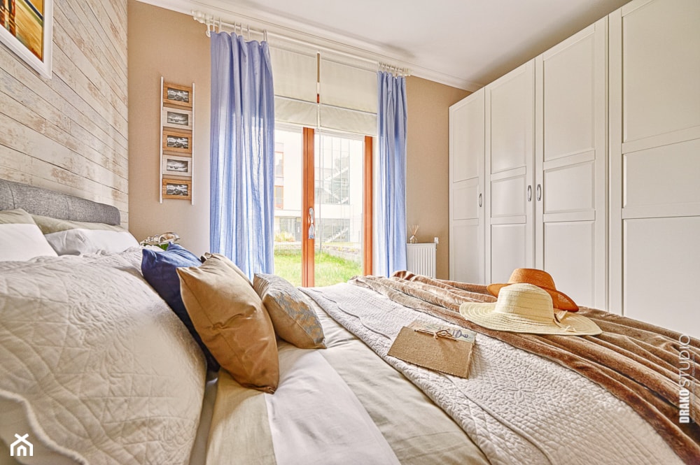 Apartament Błonia Hamptons - Mała brązowa sypialnia - zdjęcie od DreamHouse - Homebook